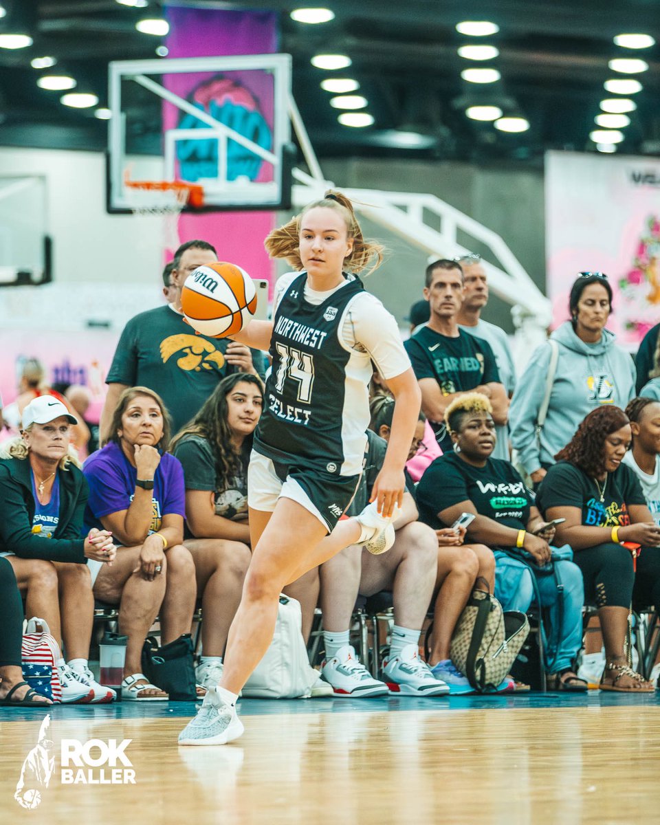 NWSelect's tweet photo. Almost go time 🕘

#AsOne https://t.co/VkJhdonc9Q