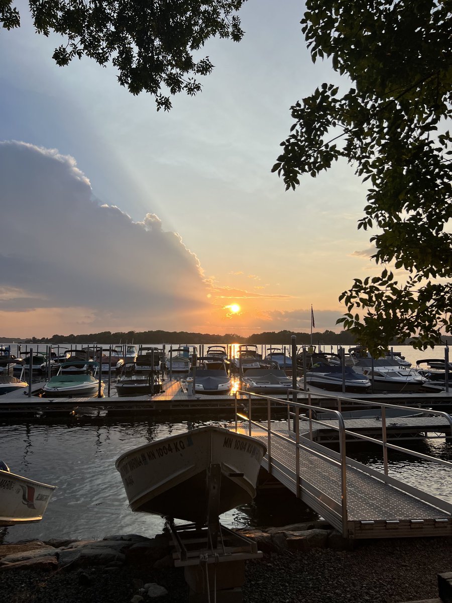 JodiLivon's tweet image. Sunsetting over Lake Minnetonka. Filled with appreciation for this moment. #sunsetting #appreciation
