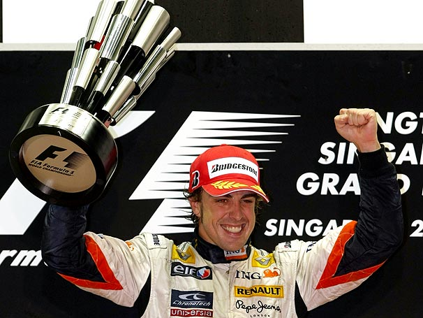 Formula0_versee's tweet photo. @FAlonsoF0 (@McLaren_ZERO) VENCE CAÓTICO GP DA SINGAPURA!!!! LA 33!!!!

@mv33_formula0 (@RBR_F0) APROVEITA DO DANO DOS OPONENTES E ULTRAPASSA 3 CARROS NAS ÚLTIMAS VOLTAS E ASSUME O P2!!!

@LewisHamilton0F (@FerrariFZero) SEGURA O CARRO DANIFICADO E SOBE AO PÓDIO!!!! https://t.co/elf6zSP1xP