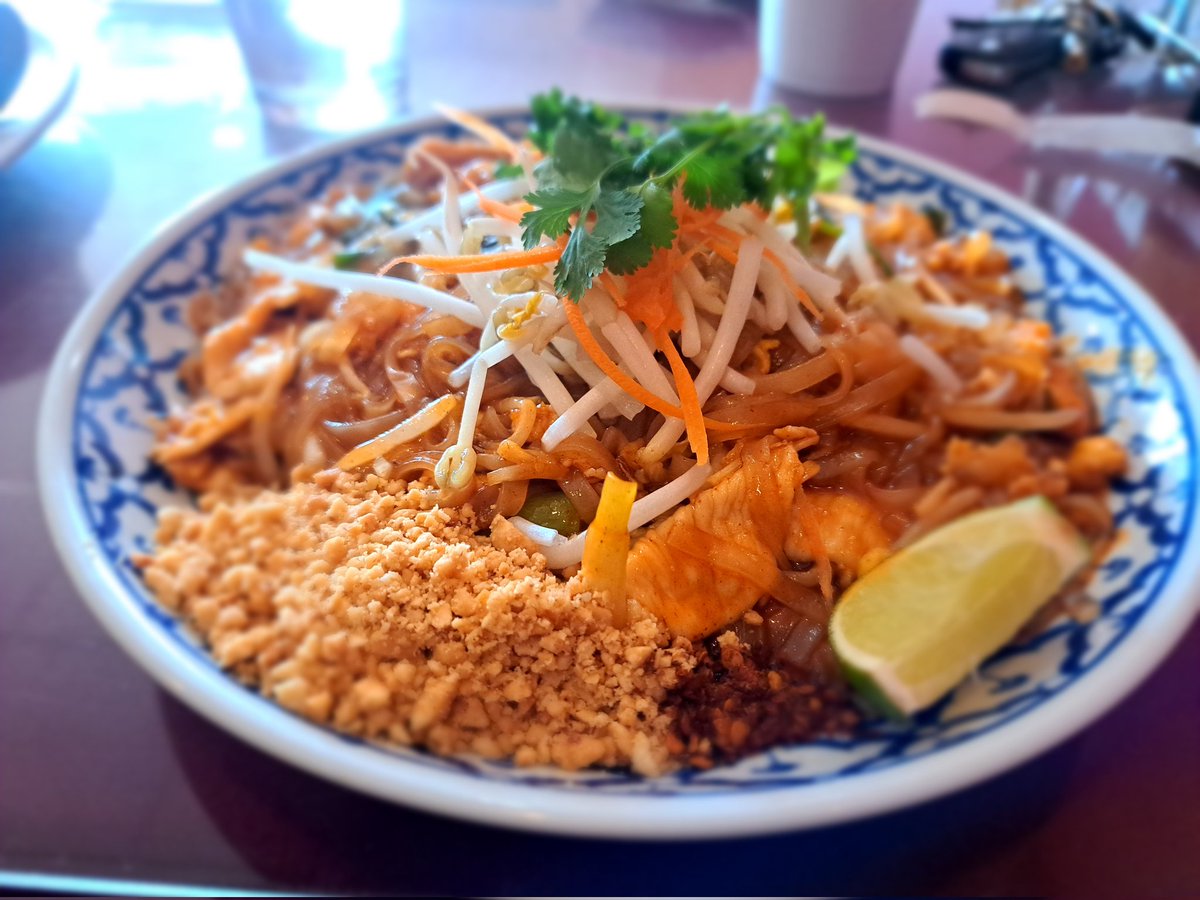 JennyAstello's tweet photo. Chicken Pad Thai just before the show! #OPNation #OPLive #OnPatrolLive #OPLiveDinnerClub #OPLiveSnacks @ReelzChannel @OfficialOPLive #OPLAnniversary https://t.co/oaJIdWJ7UZ