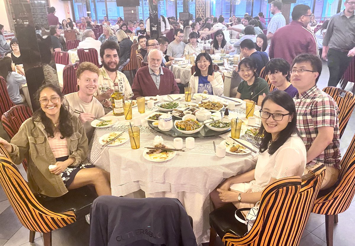 sirfrasersays's tweet image. No less than 35 group members, along with family and friends, are assembled this evening at the MingHin Cuisine to say their goodbyes to @YuanningFeng @penghaoeins @XuesongChem @BoSong35409644 @LongZHANG90 @LiangFeng_chem. We wish them success in the next chapters of their lives.