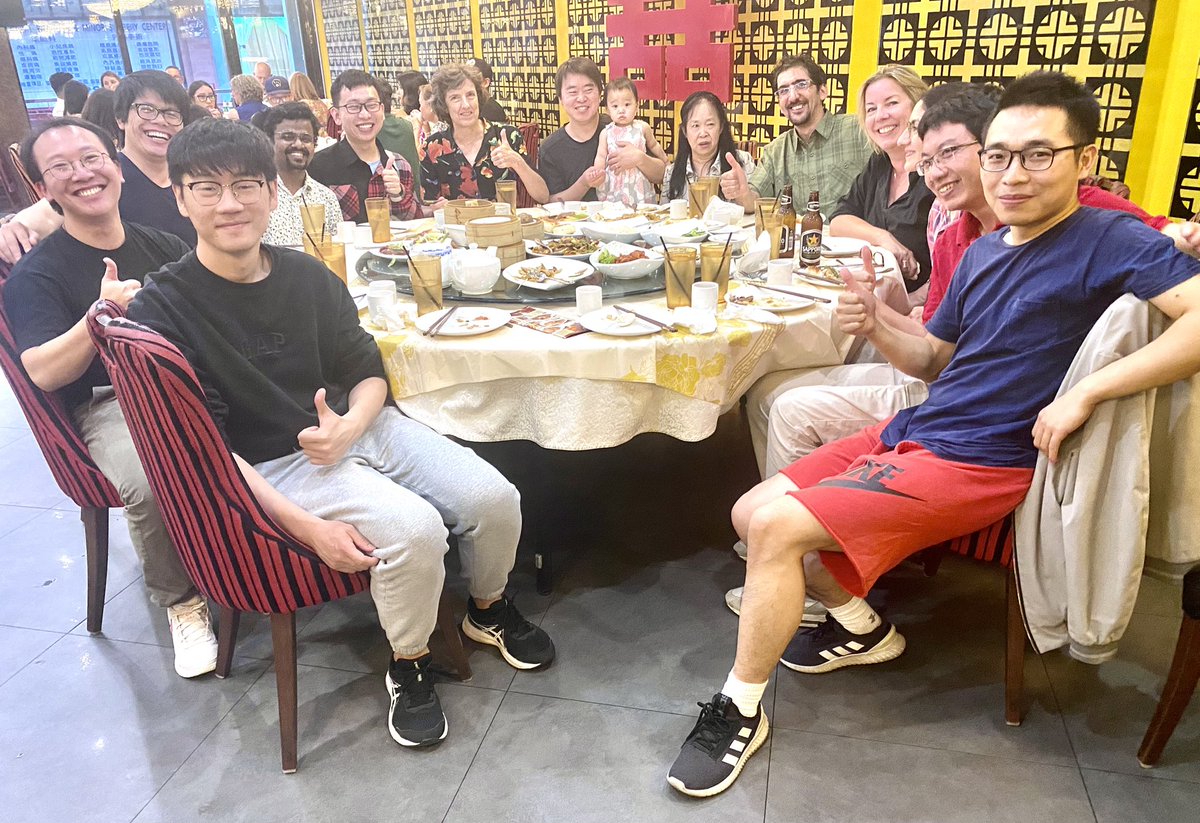 sirfrasersays's tweet image. No less than 35 group members, along with family and friends, are assembled this evening at the MingHin Cuisine to say their goodbyes to @YuanningFeng @penghaoeins @XuesongChem @BoSong35409644 @LongZHANG90 @LiangFeng_chem. We wish them success in the next chapters of their lives.