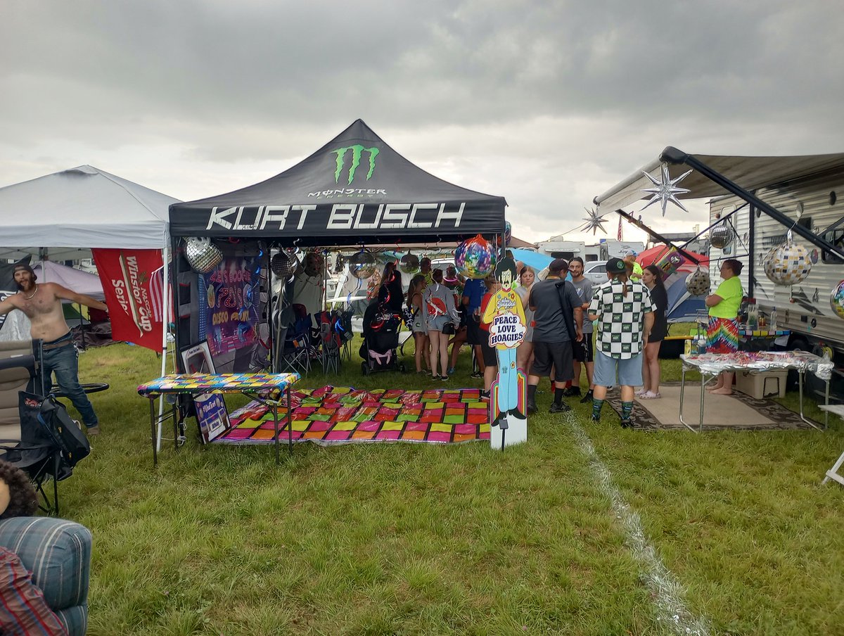 MandiKennedy249's tweet photo. Getting our disco on @PoconoRaceway   #Pocono1974 https://t.co/0fu026V9QZ