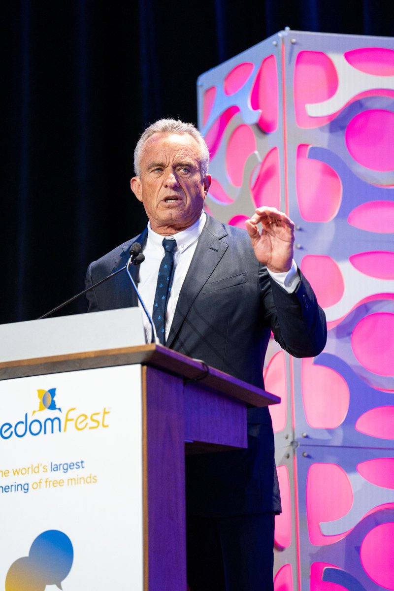 TheFreedomFest's tweet photo. FreedomFest ended with a speech by @RobertKennedyJr that earned a standing ovation from attendees.

“Democracy was intended to liberate the human spirit and liberate our creative capacities, our creative inclinations, our creative abilities.”🧵#ffest23 https://t.co/C2KRUZEiYA