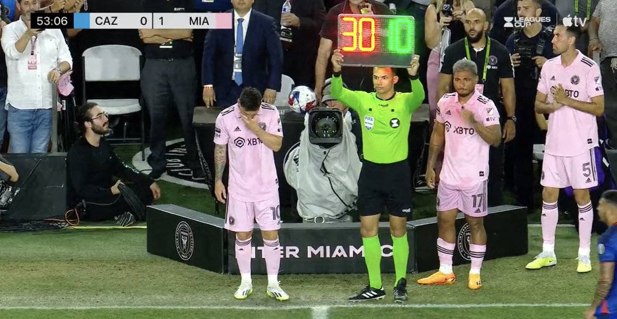 Que paradójico y cine es esto en el debut de Messi en Inter Miami:

Se va el 30 (ese Messi infeliz en PSG) y entra el 10 (este Messi feliz). 😍🇦🇷
