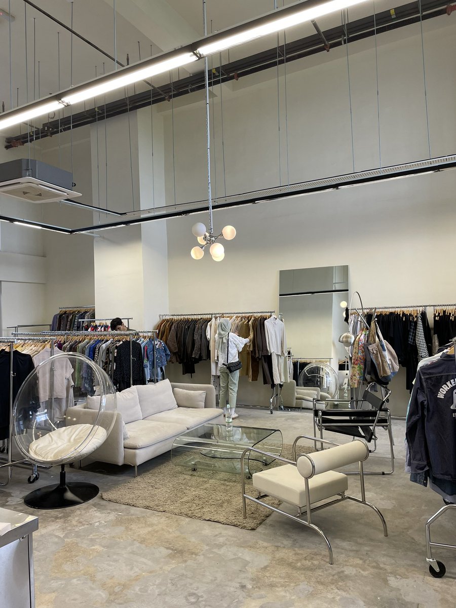 Alfadhlee_Razif's tweet photo. Saya perlukan pengesahan dari @Twt_Cyberjaya adakah ini betul Thrift Shop area Tamarind Square, Cyberjaya ?
Kalau betulah Thrift Shop ni kat Tamrind Square memang patut @elonmusk nak buka Tesla kat sini. Semua kedai next level ! Untung admin @Twt_Cyberjaya ! https://t.co/GlDFra5N7g