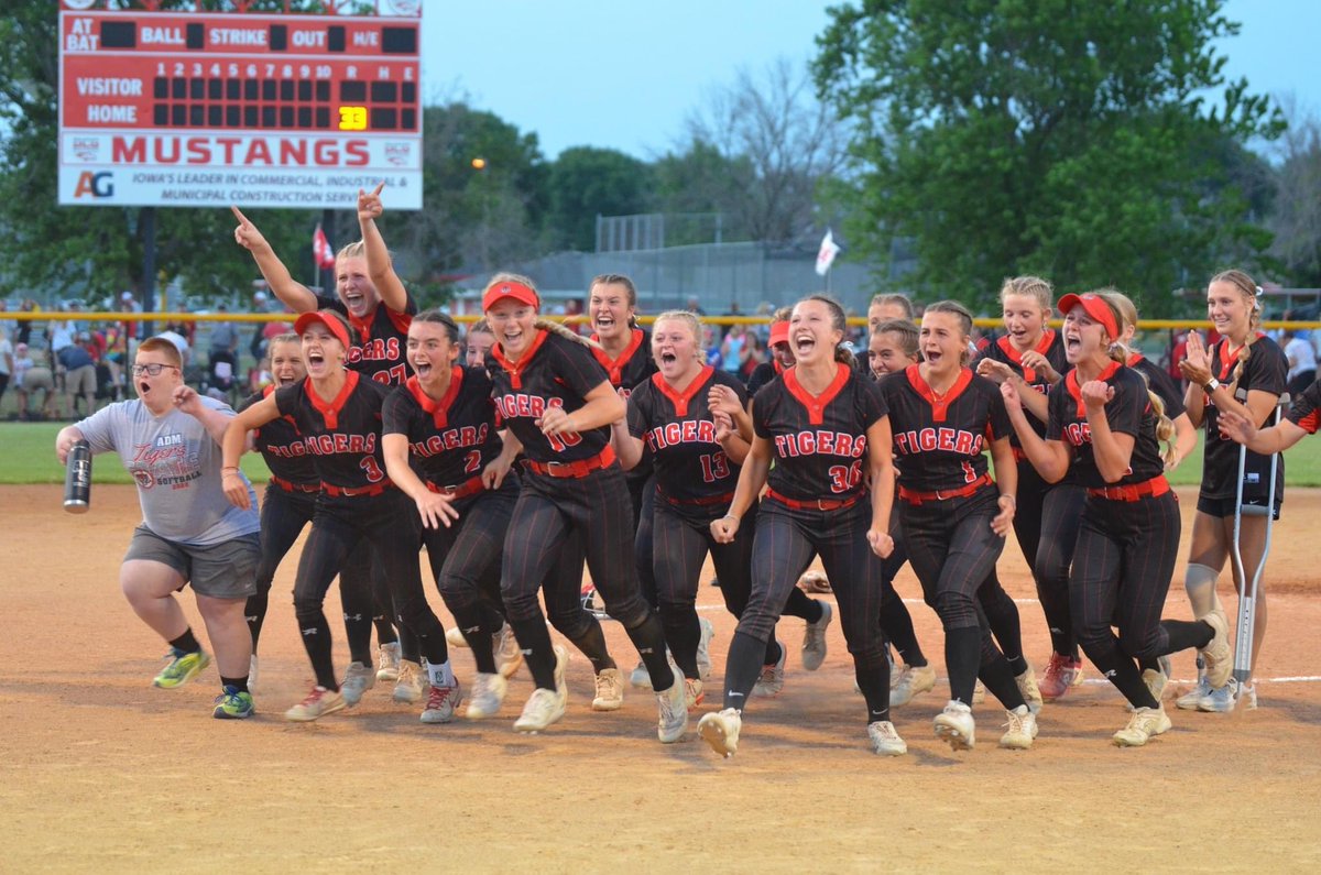 rjcubhawk's tweet photo. Been looking back at pics of the experience of the last week or so. You can either focus on what didn’t happen or be grateful for what did. ⁦⁦@AdmSoftball⁩ was 1 of 8 teams in 4A that got to live this moment! These faces are true excitement! So awesome #lovethegame #go44 https://t.co/Zytln7HIIM