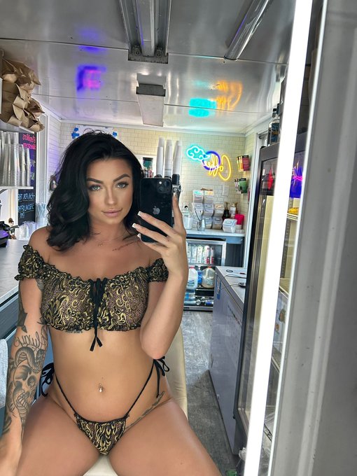 Don&rsquo;t miss your chance to see me tomorrow!!   I&rsquo;ll be @teenykinicoffee 6am-12pm 🥰 https://t.co/4TEDy