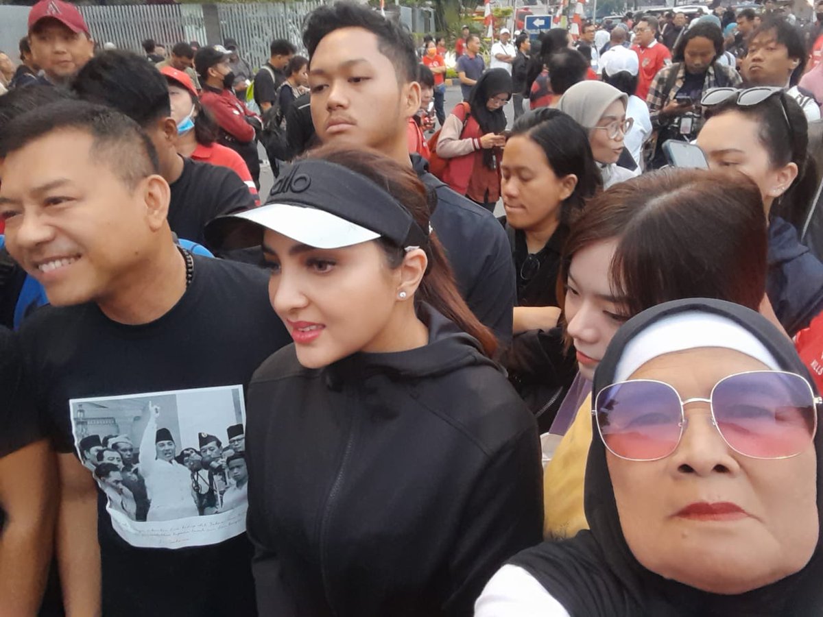 "KOMPAK YA GUYS"

Pak <a href="/ganjarpranowo/">Ganjar Pranowo</a> dan mas wali <a href="/gibran_tweet/">Gibran Rakabuming</a> lari pagi di Bogor  tampak mas Anang family juga hadir ikut meramaikan .

Hmmm ,,,ruameee polll 🤟🤟🤟🤟🤟