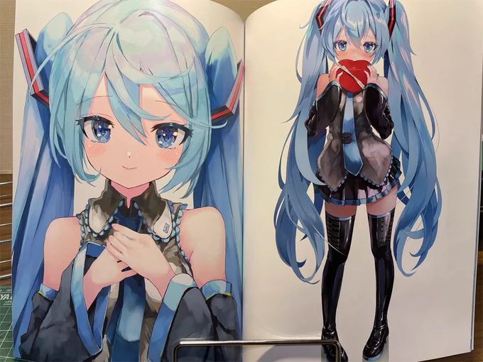 #C102 新刊"mikumiku syndrome"の見本誌が届きました A4版76ページの大ボリューム 表紙は高級紙のペルーラスノーホワイト180Kg パール調に輝いてすごい高級感があります の部分はホログラム箔押し 全ページ6色RGB印刷でとても美しいです 渾身の描き下ろしもあります 価格2,000円の出血大サービス!