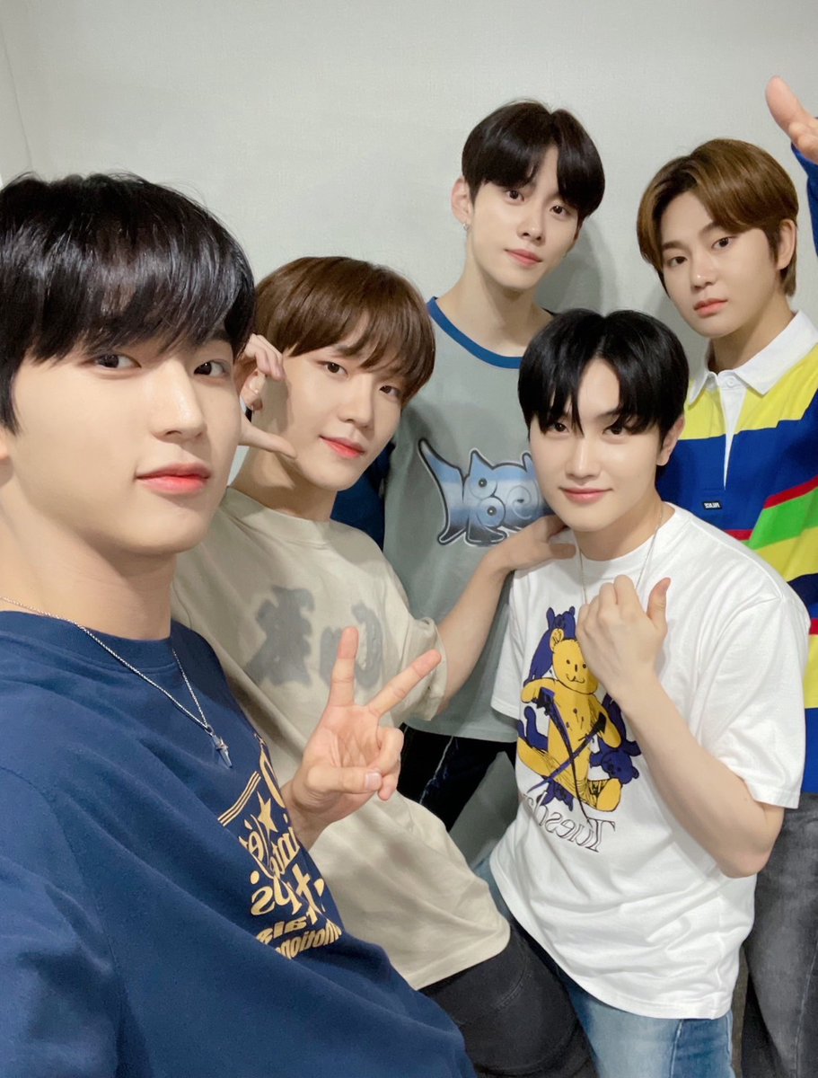 The 3rd Mini Album『#BOYHOOD』
@ Loppi・HMV限定「全員ビデオ通話会」を終えた #TheNewSix(#TNX)から素敵なセルカが届きました😍

「ハイタッチ会」エントリーカード付商品発売中❣️
🔗 hmv.co.jp/news/article/2…

HMV店舗ではラキドロも開催中🥰
🔗 hmv.co.jp/news/article/2…

<a href="/TNX_Official/">TNX Official</a> #더뉴식스