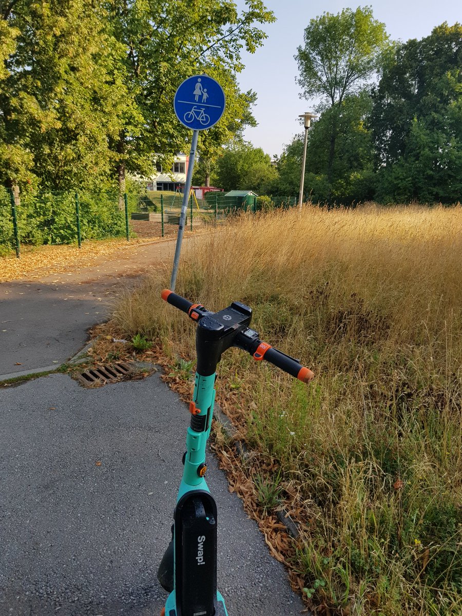 Wie kommt der E-Scooter da hin? Wenn man die Schilder davor und dahinter betrachtet, ist es schwer (oder unmöglich) mit einem KFZ dort hin zukommen.