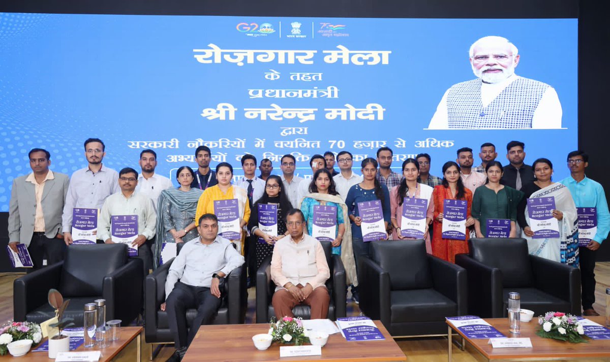 IncomeTaxNWR's tweet photo. Union Minister of State for Commerce and Industry, Shri. Som Parkash distributed appointment letters to newly inducted recruits for various Central Government departments at the  7th Rozgar Mela held at Chandigarh today.

#RozgarMela 

@MyGovIndia 
@DOPT
@IncomeTaxIndia https://t.co/wwtAwWIlwG