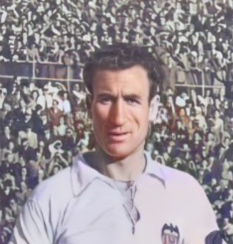 Comenzamos el día recordando a Tomás Estors Mateu (1913-1994) nacido tal día como hoy y a Nicolás Santacatalina, que nos dejó un 22 de julio de 2004 a la edad de 84 años. 🦇🙏⚪⚫ #siempreenelrecuerdo #orgullososdeti #amunt #futbolistasvcf #llegendesdelsentiment