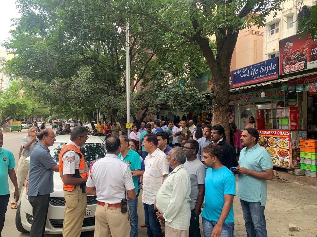 GauthamMachaiah's tweet photo. Residents of Kasturinagar today took out a march to reclaim footpaths which have been encroached upon by hawkers. They were assisted by @blrcitytraffic who tried to convince hawkers to keep footpaths free for pedestrians. @BBMPCOMM @DKShivakumar https://t.co/O7T4uwhIND