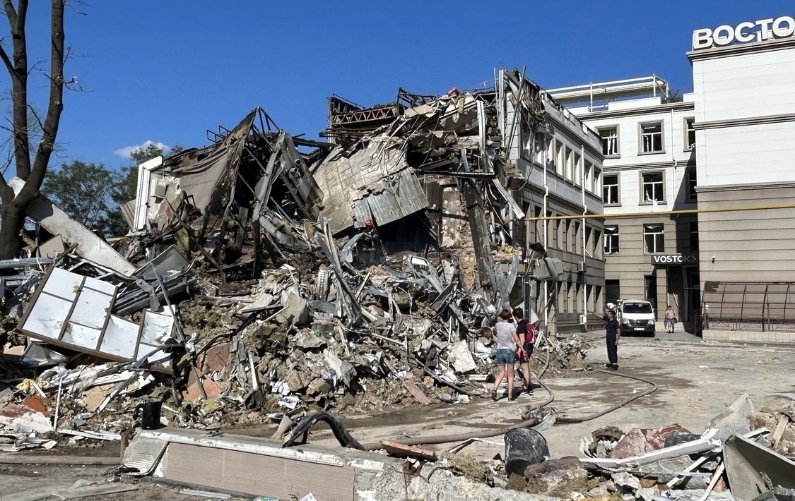 khalidaljufairi's tweet photo. In recent days, the front line of Moscow’s aggression against Ukraine appears to have shifted south toward the Black Sea—placing major port cities such as Mykolaiv and Odesa directly in the crosshairs of a Russian naval buildup that began just before its full-scale invasion in February 2022. As foreign policy analysts explain, Russia’s daily strikes on Ukrainian targets along the Black Sea coast represent an extraordinary escalation. They mark a shift in Russian strategy toward leveraging missile batteries in occupied Crimea with Kh-22 and P-800 Oniks anti-ship cruise missiles, which fly at extremely high speed and can descend to low altitude along water or land, making them difficult to intercept.