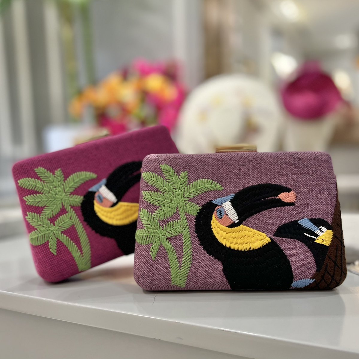 Nuestra colección #airun365 💖💖💖, tiene #complementos tan  ideales como estos maravillosos #clutch, perfectos para tus noches de verano 🔝🔝🔝🔝
.
.
Se realizan envíos a toda España. 
.
.
#airun #airuntocados #tocadosairun #tocado #pulsera #pendientes #brazalete #clutch
