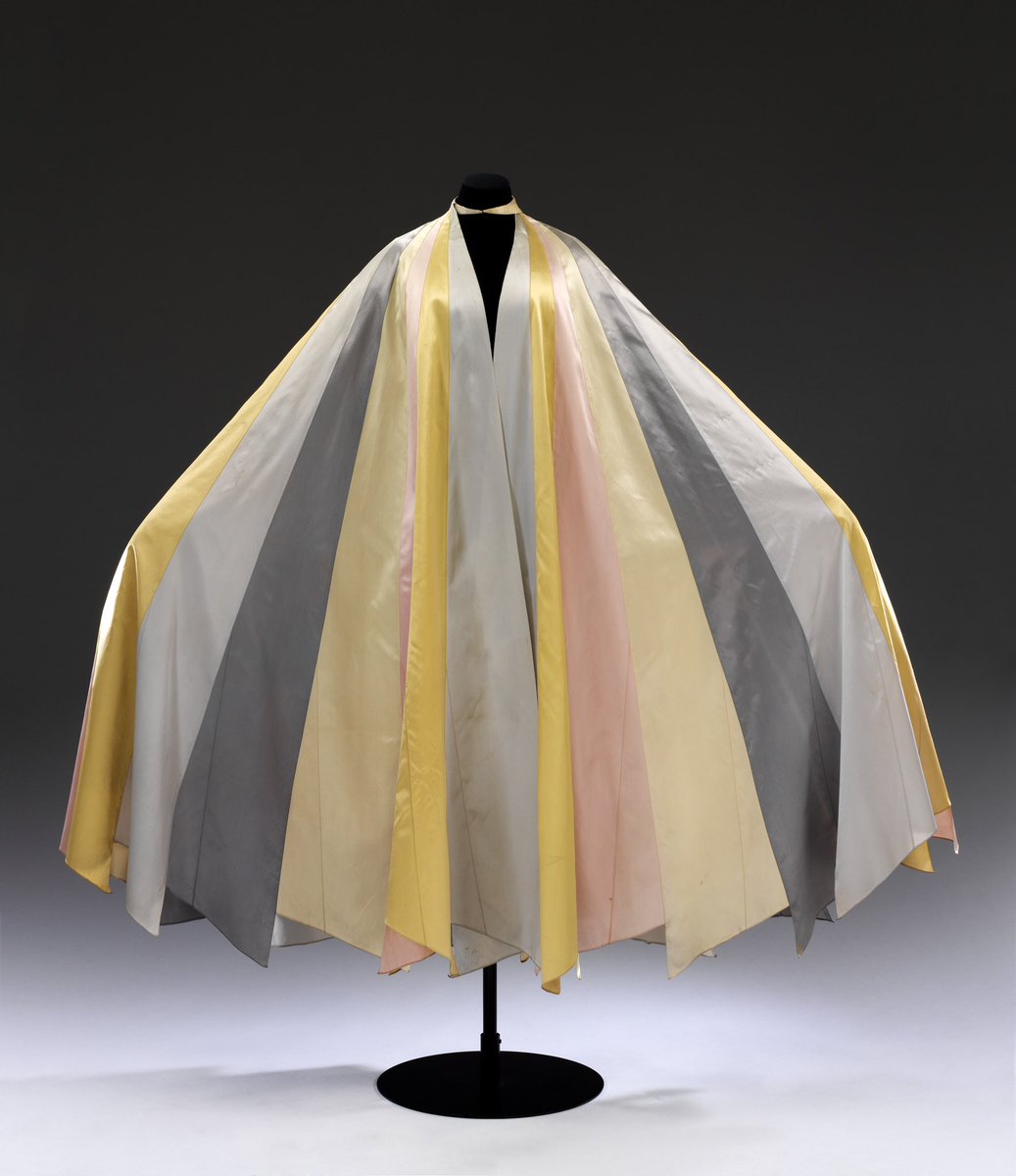 Not all superheroes wear capes, but if you had to choose...

1) Cape of ribboned silk, Charles James, US, 1936 https://t.co/YaDpXPD9Uc