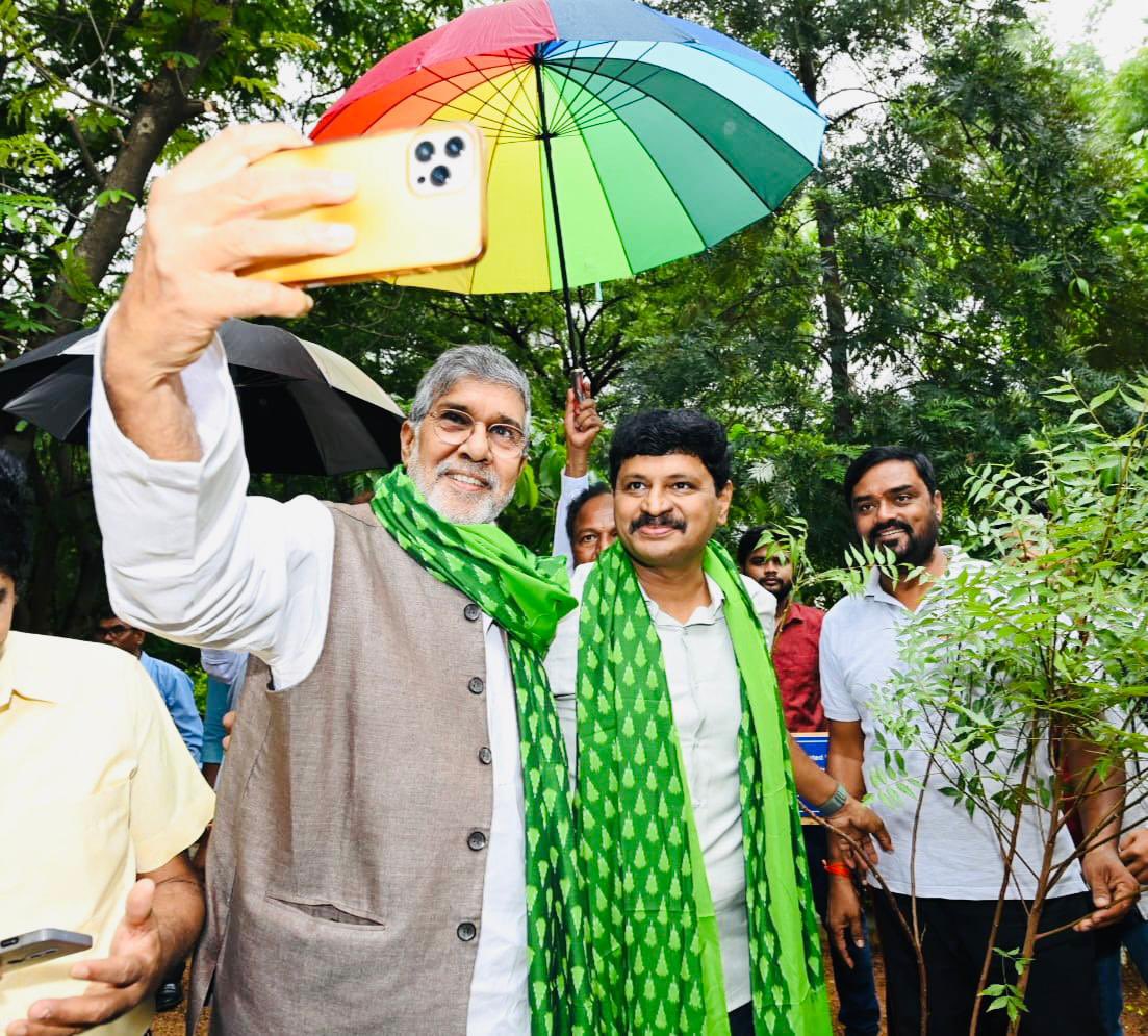 Honoured to be accompanied by the esteemed Nobel Prize winner @k_satyarthi garu in planting a spaling as part of the #GreenIndiaChallenge 🌿 Together, we sow the seeds of change, nurturing a greener and brighter future for generations to come! Let's make our planet a better…