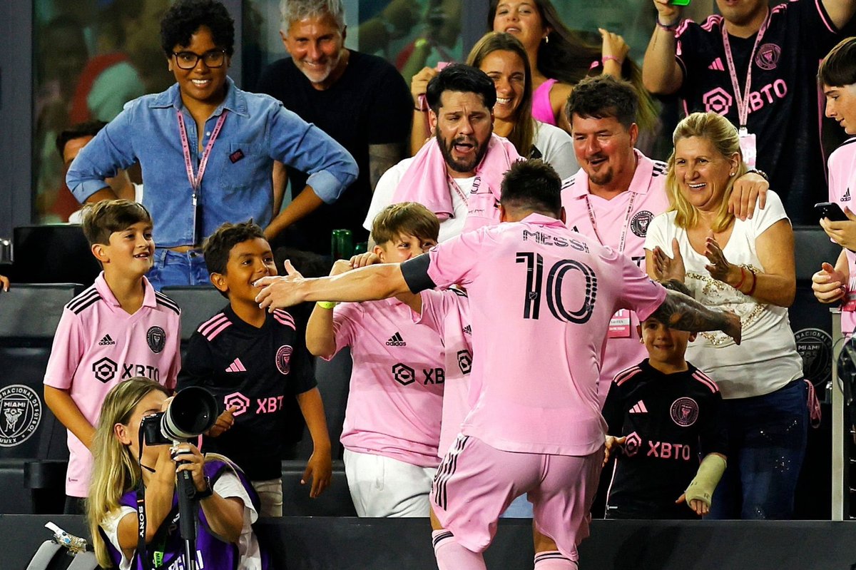 Juezcentral's tweet photo. Qué momento espectacular. Lionel anota y corre a la tribuna a abrazar a toda su familia. Padres, hijos, sobrinos y hermanos celebran con él. A disfrutar. https://t.co/WnHnyV9QJV