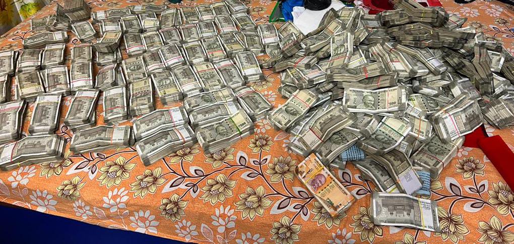 DIR_VAC_ASSAM's tweet photo. Ref: Arrest of Biswajit Goswami,ACS, CEO Zila Parishad, Dhubri. During house search, an amount of Rs.23285300/-(two crores thirty two lakhs eighty five thousand and three hundred) has been recovered.  @CMOfficeAssam @assampolice @surendrakr_ips https://t.co/GqMWkaAS4r