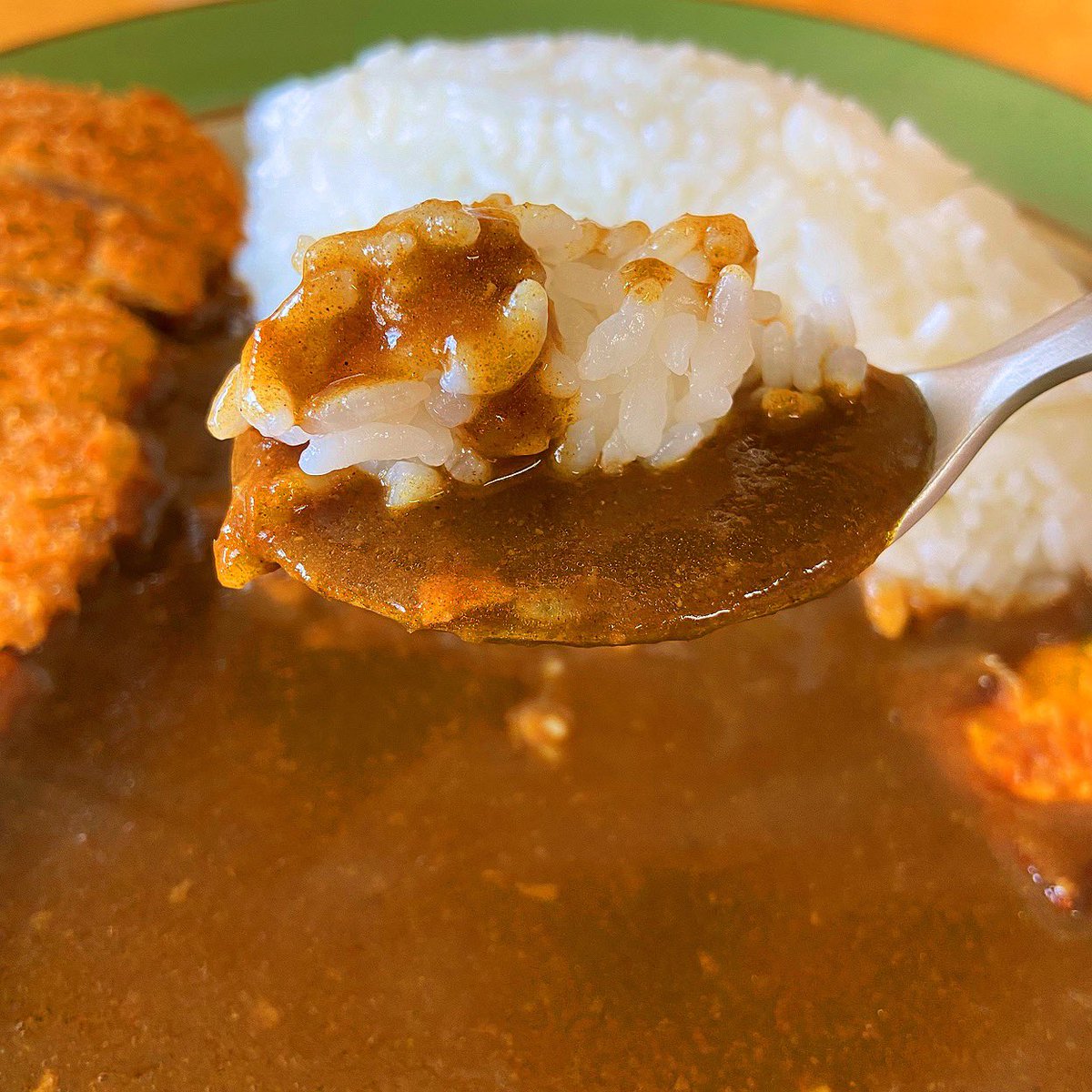 178R's tweet photo. #当麻 で昼ごはん
#MERB の #カツカレー
カツを添えるタイプの盛り付け、サクサク感を楽しめて好きなんだよね〜。
牛肉など具材が溶け込んだ、どっしりした味のルー。
でもスパイスも効いているので、何度でも食べたくなるカレーですね。
#当麻ランチ #当麻グルメ #昼ごはん #マーブ #カレー https://t.co/HGGJsqs9Vi