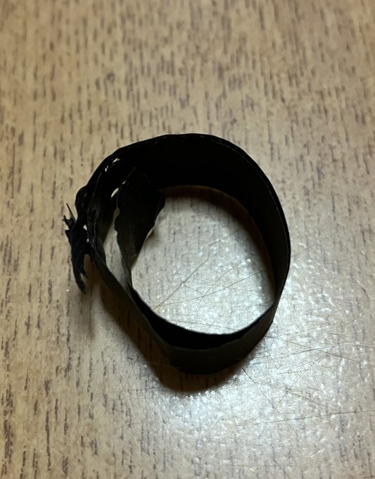 夫から「目をつむって」と言われ、左手薬指にそっと何かをはめられ、目を開けて見えたものがコチラ。 蕎麦を束ねてる紙。