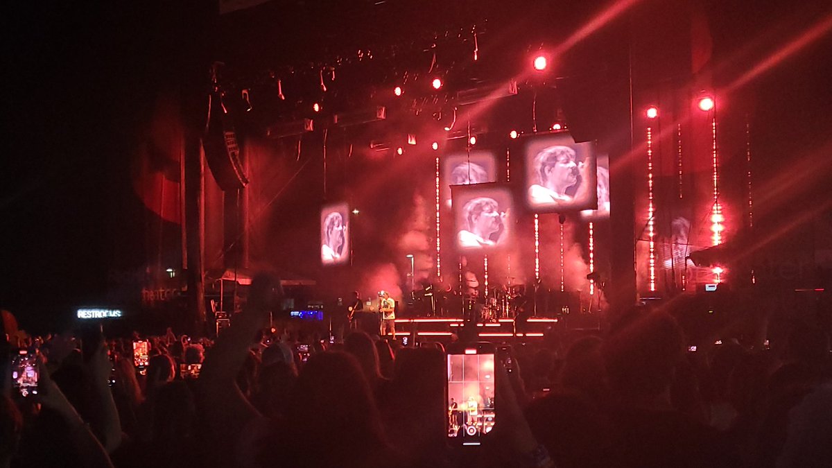 vexatiousziam's tweet photo. amazing  night.  couldnt  think  of  a  better  way  to  spend  it.  the  music  was  amazing.  the  people  were  amazing.  im  happy.  💗💕  #FITFRaleigh https://t.co/Xu1XsgLmlg