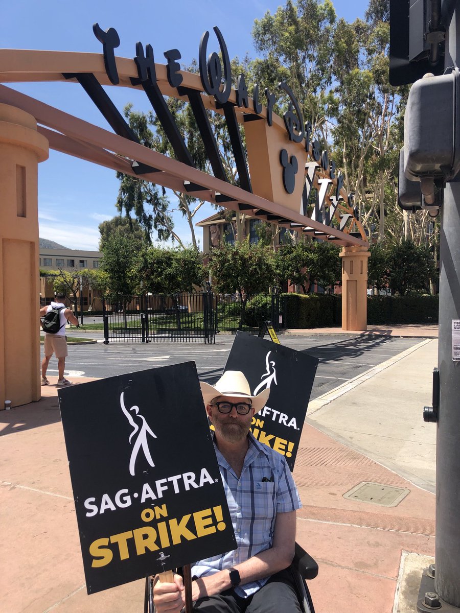 So cool to run into ⁦⁦@officialDannyT⁩ With ⁦⁦@marcosanchezorg⁩ , on the #sagstrike #picketline today has he handing out cold bottles of water to his fellow. ⁦@sagaftra⁩ members #SAGstrong