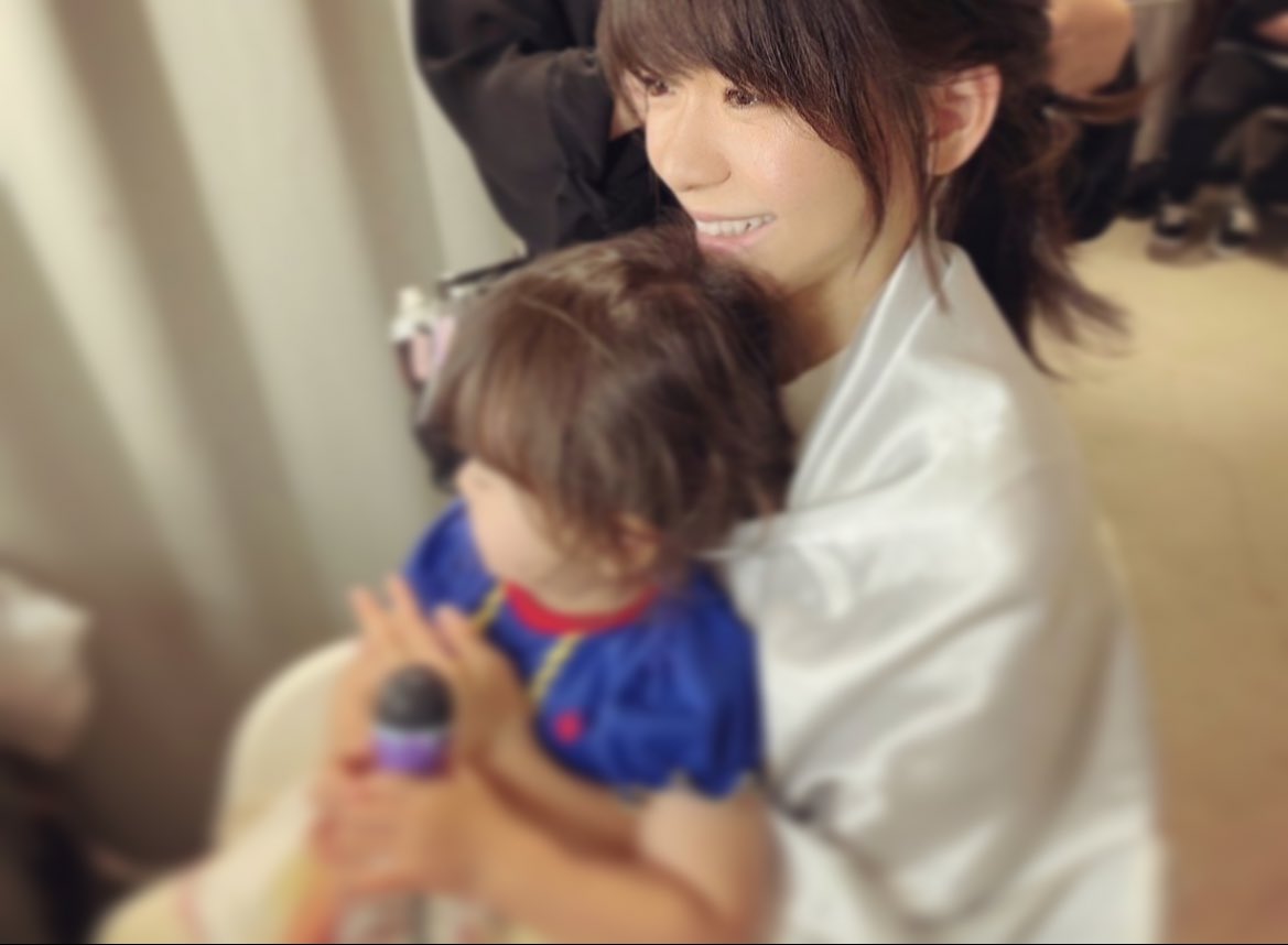 こんにちは♪
新しく、宣材写真を撮りました。
撮影の時は、娘も一緒に同行させてもらって、マネージャーさんやスタッフの方々に沢山遊んでもらいました😭ありがたい。。
しっかりとおてんば娘に育っていて、あたふたと毎日を過ごしていますヽ(*ﾟ∀ﾟ*)ﾉ
わーわー