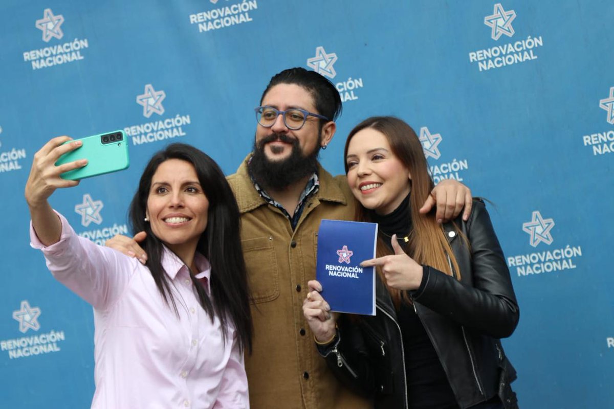 MjGaticaB's tweet image. VAMOS A RECONSTRUIR @RNchile he aceptado participar en la elección interna como Presidenta RN, @PanchoOrregoG Secretario General y Vicepresidenta @Cami_FloresO #Chile necesita recuperar el rumbo y este es un pequeño paso para lograrlo.