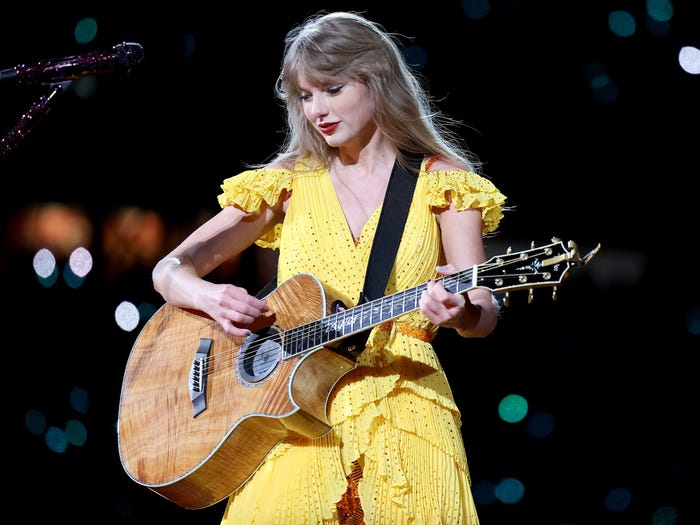 TMlovesRED's tweet photo. Tonight's surprise songs are The Way I Loved You and right where you left me 😭😭😭 https://t.co/bn9Hv8eZL6