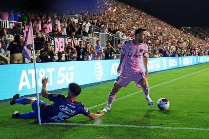 Most Famous people who came to watch the Messi Debut Match for InterMiamiCF 

A Thread -