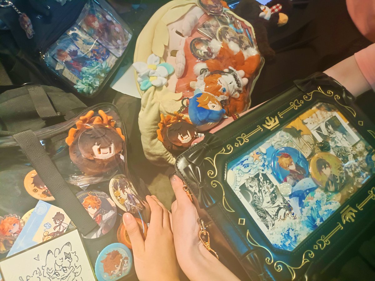 zhongli_ruby's tweet photo. #公钟 #Tartali #タル鍾 #타르종려 #ไชลด์จง #鲸龙宴
💧🔶went to tartali cafe yesterday! So happy i can share the little gifts to tartali fans, and i also received lots of gifts from others!  so much fun,!the  organizators really do a great job! Thanks so much! 😭👍 https://t.co/Xu6tObyvms
