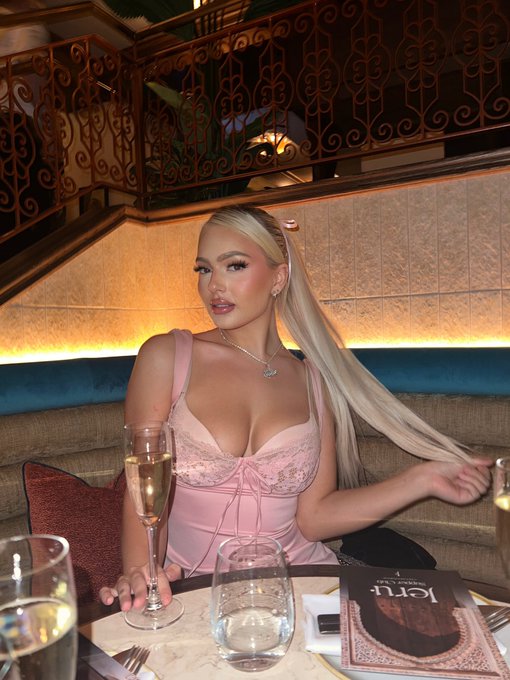 London nights out 🇬🇧 reimburse my Uber 🤪 https://t.co/7qI6eRu78X