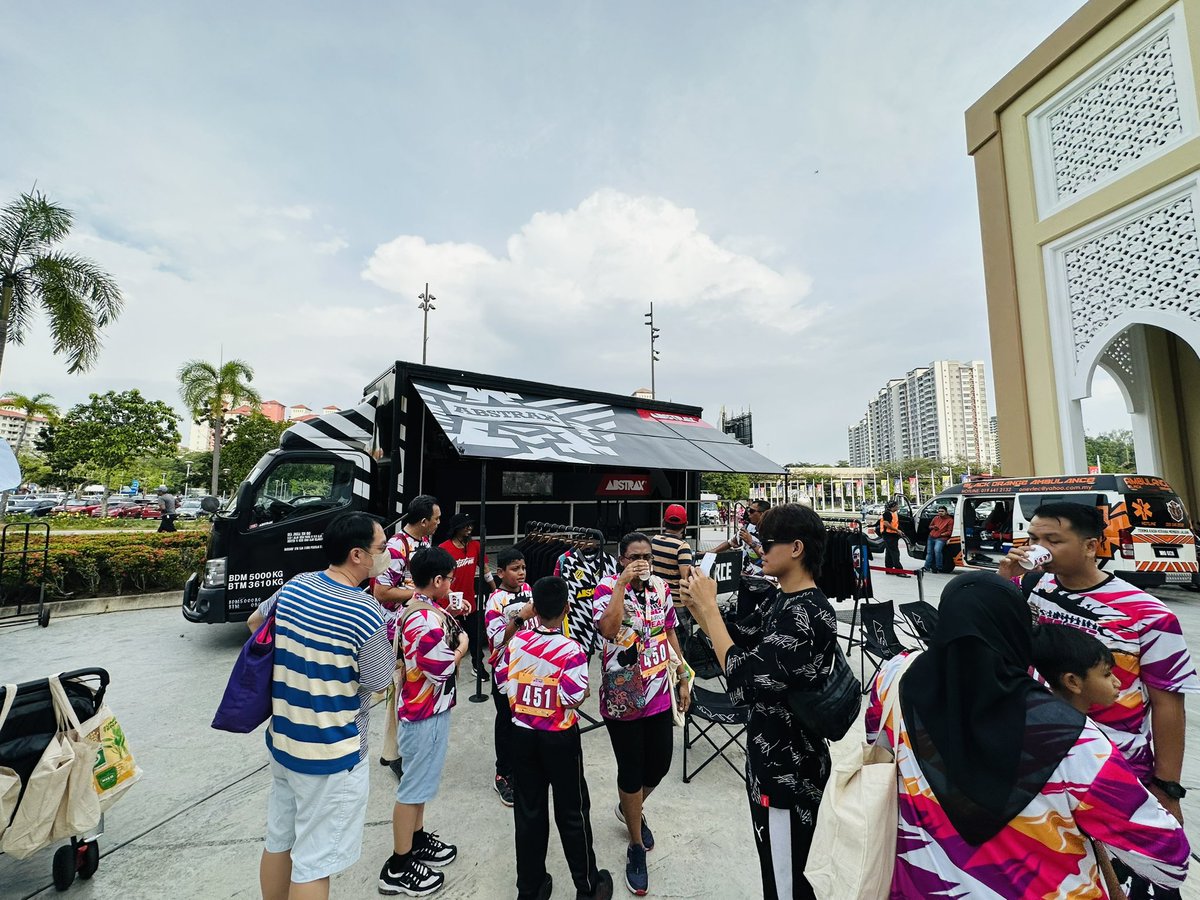 IAMABSTRAX's tweet photo. Terima kasih @StadiumMalaysia kerana menjemput ABSTRAX® X-Force utk menjayakan sambungan ulangtahun ke-25 #KLSC #KLRun https://t.co/myL9hmzZ5F
