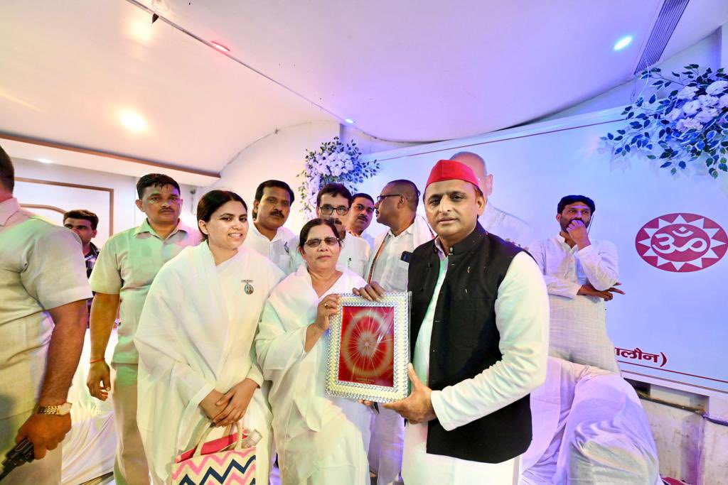 yadavakhilesh's tweet photo. जालौन में पूर्व सपा नेता स्व. श्री इंद्रजीत यादव की शोक सभा में शामिल होकर अर्पित की श्रद्धांजलि। https://t.co/ax6V4zlAQT