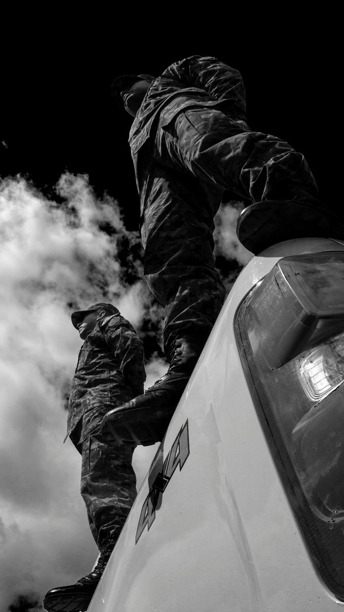 #colombia #bogotá #fotourbana #foto #photo #photography #fotografia #contrapicado #cielo #nubes #alairelibre #spicollective #luzysombra #lightandshadow #bogotacity #bogotacityfotografica #yovivobogota #spa_artists #streetphotography #street_bnw_world #streetphotographersfdn