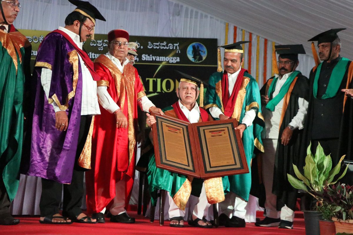 LSrinivasBJP's tweet image. ನಿಕಟಪೂರ್ವ ಮುಖ್ಯಮಂತ್ರಿಗಳಾದ ಶ್ರೀ ಬಿ. ಎಸ್ ಯಡಿಯೂರಪ್ಪ ಅವರಿಗೆ ಶಿವಮೊಗ್ಗದ ಕೆಳದಿ ಶಿವಪ್ಪ ನಾಯಕ ಕೃಷಿ ಮತ್ತು ತೋಟಗಾರಿಕೆ ವಿಶ್ವವಿದ್ಯಾನಿಲಯದಿಂದ ಡಾಕ್ಟರೇಟ್‌ ಗೌರವ ನೀಡಿ ಗೌರವಿಸಲಾಗಿದ್ದು ಅವರಿಗೆ ಹೃತ್ಪೂರ್ವಕ ಅಭಿನಂದನೆಗಳು.

#BSYediyurappa #Doctorate #LSrinivas #KumarswamyLayoutBJP #PadmanabhanagarBJP