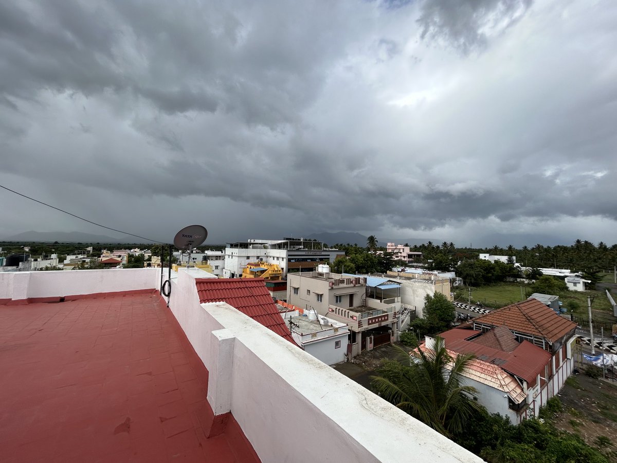 eclouds1's tweet image. Pooluvampatti range in the #westernghats , 10 kms from #Coimbatore is a beautiful place to trek. With forest dept permission of course. Vellingiri hills that houses the Isha yoga is a part of these ranges. Thick monsoon clouds hung over the mountains, take a look!