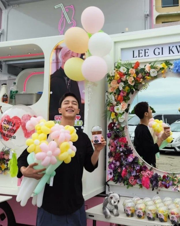 ilikeUbestGK's tweet image. So excited for Gikwang x Jiyoung drama 🥹 I need to see them in one frame #IKillYou drama fighting ! Oppa looks so happy on filming set with foodtruck of Lights 🤍 #LEEGIKWANG