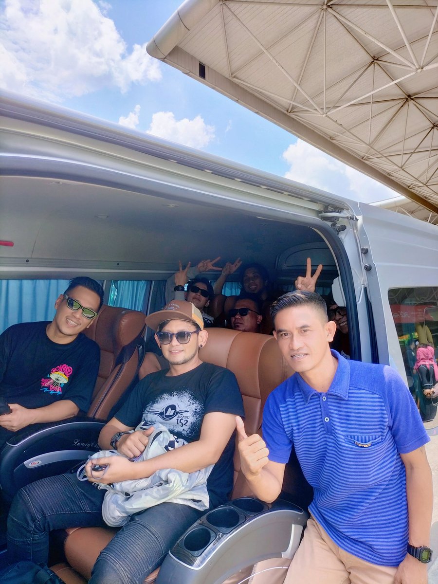 Aku adalah mereka yang khawatir ketika berbicara 
𝕞𝕖𝕝𝕦𝕜𝕒𝕚 hati orang lain;)

#fiveminutes