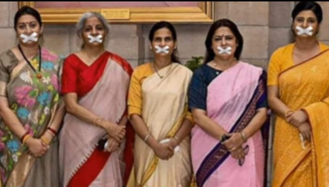Pawanswaero1's tweet photo. మణిపూర్ గురించి నోరు విప్పని మన మహిళా పార్లమెంట్ సభ్యులకు జోహార్లు.నిస్సందేహంగా మిమ్మల్ని దేశం బాగా గుర్తుపెట్టుకుంటుంది.ఈ దేశంలో నిర్భయ ఘటన జరిగినప్పుడు స్మృతి ఇరానీ గారు అప్పుడున్న ప్రధానమంత్రి మన్మోహన్ సింగ్ గారికి గాజులు పంపారు.మరీ ఇప్పుడెందుకు మౌనం.వారెవ్వా పాలకులారా! https://t.co/hktXbLCAOU