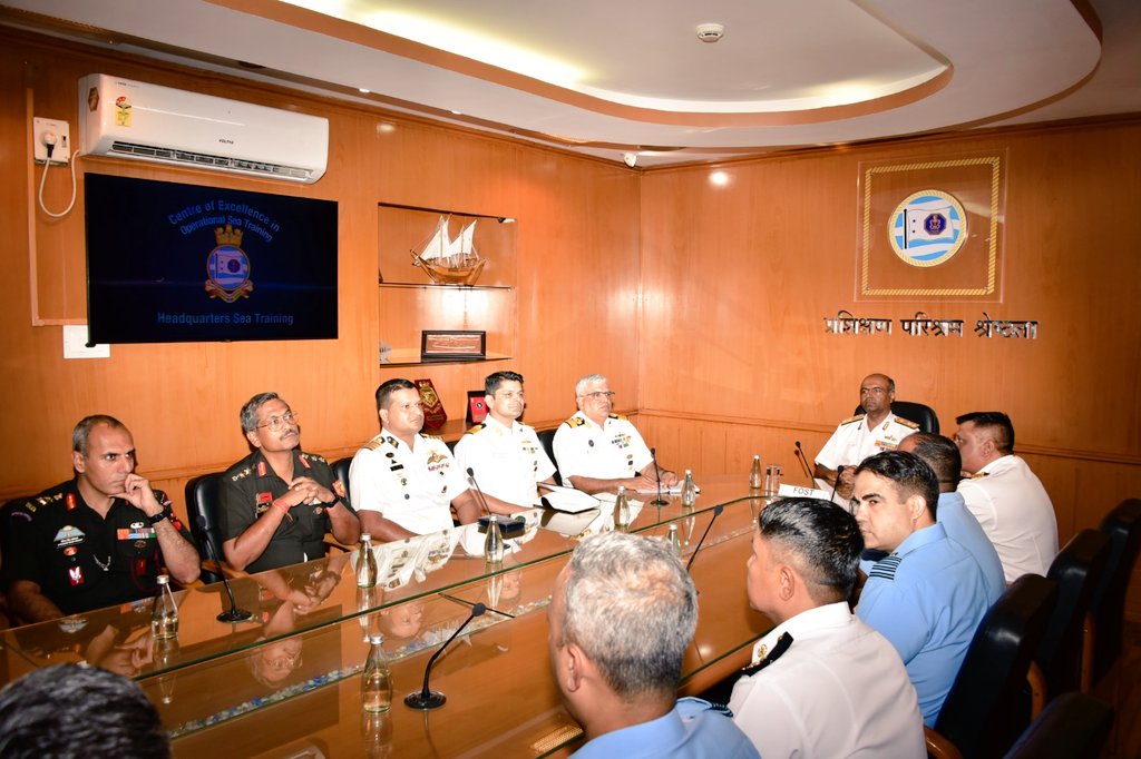 IN_HQSNC's tweet photo. The visiting officers also interacted with RAdm Susheel Menon,Flag Officer Sea Training &amp; were briefed on organisation of HQ Sea Training (HQST) &amp; activities undertaken by Workup teams. International officers were briefed on role of #HQST as the Regional Centre of Excellence. https://t.co/dfaSFIylCP