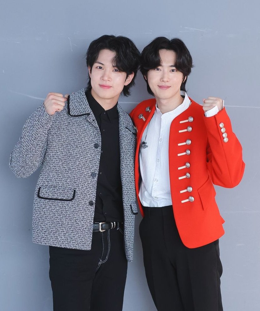 SUHOLOOK's tweet photo. Actor Yoo Hweseung shared how Junmyeon invited all 4 Mozart! actors for a meal together when they first met.

"I'm really committed to this project. For us to succeed, everyone has to do well, not just me. I hope we can compete with each other in good faith." - SUHO

#Suho #수호 https://t.co/QImapFJW0X