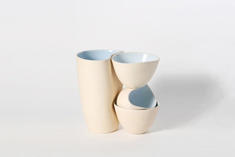 Cor Unum
コル・ナム

実験的なプロジェクトを行う
セラミックメーカー

参加メンバー
Marc Newson
Ron Arad
Jasper Morrison
Gijs Bakker

建築家集団
MVRDVによって
デザインされた
花瓶＆ボウル

コピーペースト（62,000/4個）

積み上げると
ひとつのオブジェに...

展示品のみ
驚きの価格で！