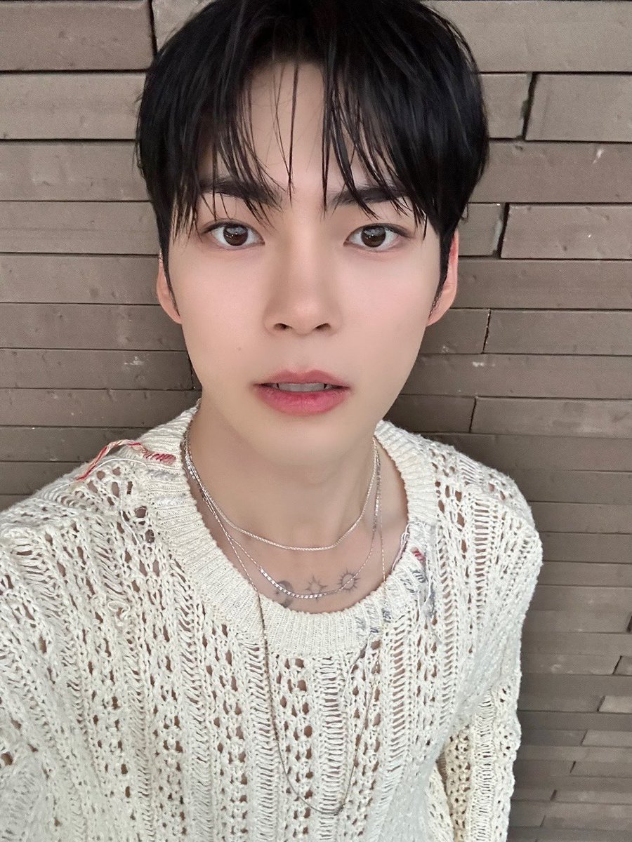 ZB1_official's tweet photo. _💌

제로즈~
보이즈플래닛 때 화보 많이 찍고 싶다고 했던 거 기억나요~?
활동 많이 하고 있는 요즘 너무너무 행복해요 :)

더위 조심하고!! 얼른 만나자❤️

#SUNGHANBIN #성한빈
#ZEROBASEONE #ZB1 #제로베이스원 https://t.co/TegTfOrytD