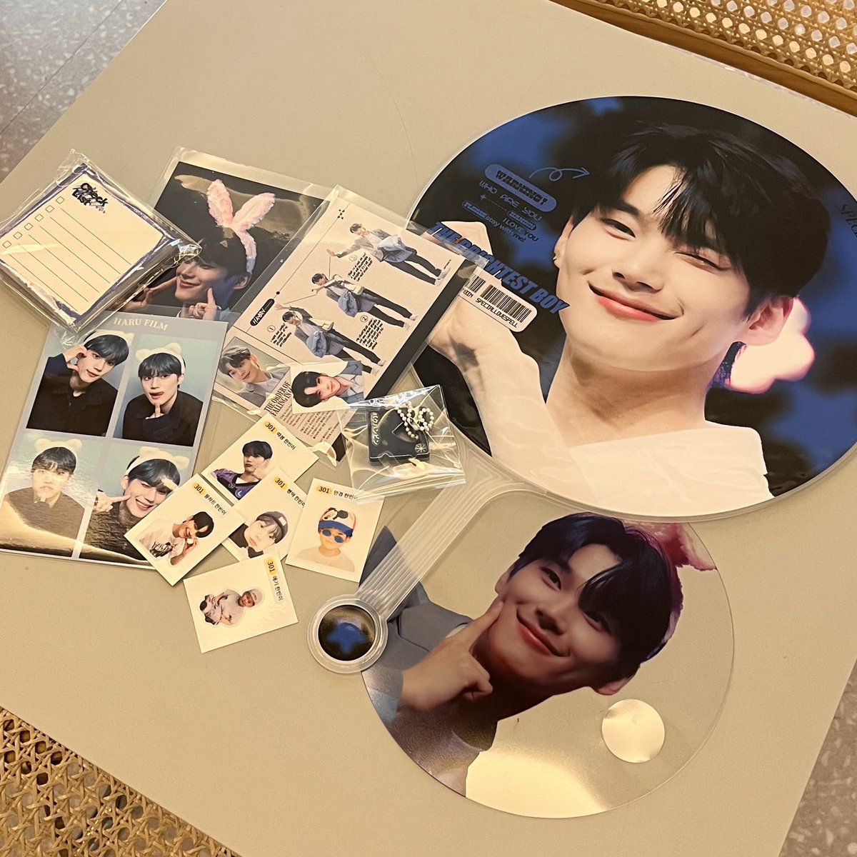 燦爛
: 𝘵𝘩𝘦 𝘣𝘳𝘪𝘨𝘩𝘵𝘦𝘴𝘵

2023 𝘤𝘩𝘦𝘦𝘳𝘪𝘯𝘨 𝘤𝘢𝘧𝘦
𝘧𝘰𝘳 𝘏𝘈𝘕𝘉𝘐𝘕

⤏

럭키드로우 상품 실물입니다 🙇🏻‍♀️

#가장_찬란한_별_한빈이에게
#박한빈 #PARKHANBIN