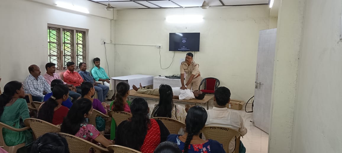 FireService_ANP's tweet photo. 03 Day First Aid & Fire Fighting Training was successfully conducted at #FSRangat from 19-21.07.23 under the leadership of Inspector Fire Brigade Sushil Kullu.
Emphasis was given on Fire Prevention & Protection in School Premises.
44 teachers & staff Benefitted. https://t.co/kaySdPbEnL