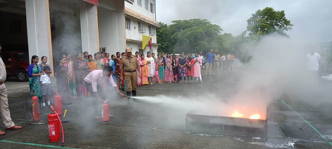 FireService_ANP's tweet photo. 03 Day First Aid & Fire Fighting Training was successfully conducted at #FSRangat from 19-21.07.23 under the leadership of Inspector Fire Brigade Sushil Kullu.
Emphasis was given on Fire Prevention & Protection in School Premises.
44 teachers & staff Benefitted. https://t.co/kaySdPbEnL